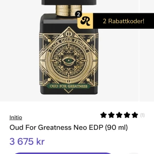 Oud For Greatness Neo EDP 90 ml, bara trade - Lyxig parfym i svart och guld flaska med mystiskt öga och geometriska mönster. Flaskan är fyrkantig med gulddetaljer och grön text. Doften är en exklusiv Eau de Parfum med oud som huvudnot.