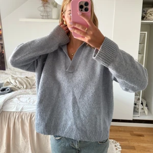 Ljusblå stickad tröja med v-ringning - Superfin ljusblå/grå stickad tröja från H&M, perfekt till lite kallare sommarkvällar💕