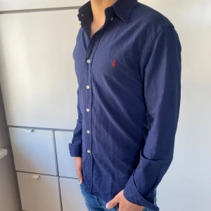 Ralph Lauren skjorta - En asfet Ralph Lauren skjorta i marinblå färg till salu | Modell: 179cm lång & väger 70kg | Skick: 9/10 , inga defekter | Nypris: 1700kr, vårat är 599kr | Hojta till vid frågor eller fundering 💭 