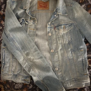 Ljusblå jeansjacka från Levi's - Säljer en ljusblå jeansjacka från Levi's i storlek S. Kolla in min bio innan ni köper!!