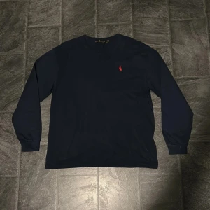 Ralph lauren tröja  - Mörkblå Ralph lauren tröja i storlek L 🤠 Perfekt skick och ett riktigt schysst plagg som går att ha till allt ! ✅ Bara att höra av sig vid frågor 😊