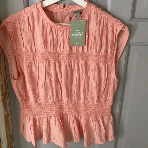 Sommar blus - Säljer denna fina topp från H&M i världens snyggaste färg, perfekt till sommaren. Helt ny med lappar. 