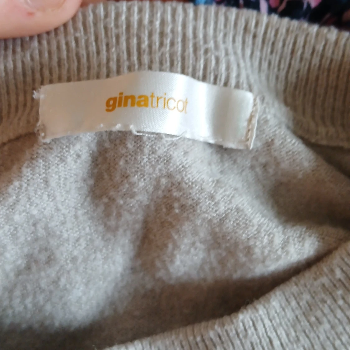 Beige tröja med text från Gina Tricot - 2