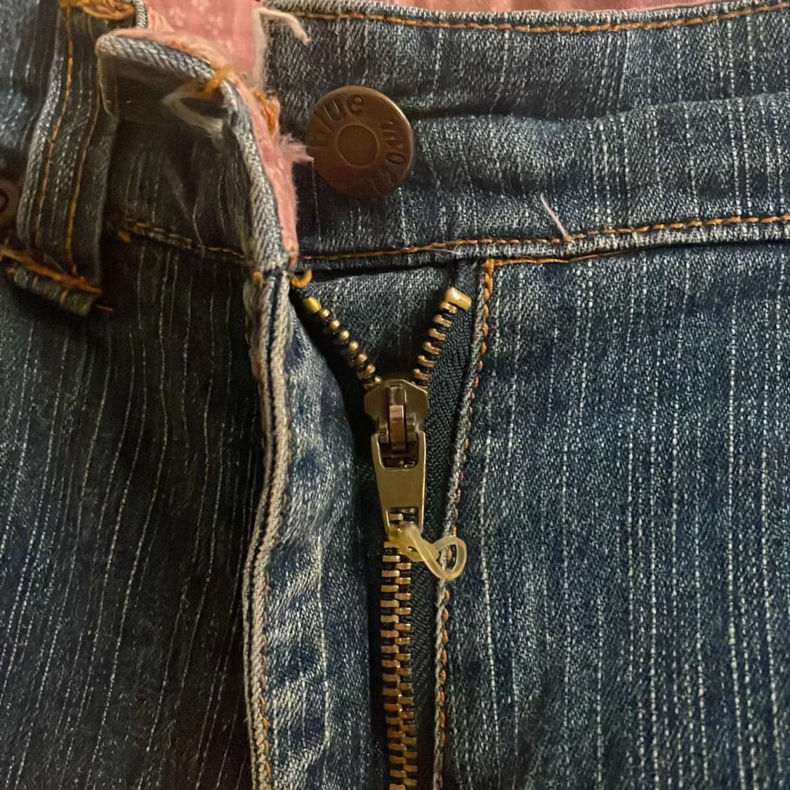 Blå flare jeans med broderade bakfickor - 2