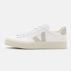 Vita veja skor - Köpte dessa veja skor begagnade men nästintill oanvända, men tyvärr var de för små för mig! Strl 39 och inga defekter. Aldrig använda av mig, har för mig att förra ägaren använde max 5 gånger 💞Skriv om du har några funderingar!