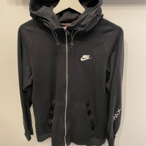 Nike jacka - Säljer en stilren svart nike jacka, fin till sommarkvällar.