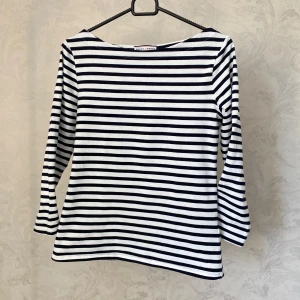 Randig topp från Holly & Whyte - Säljer en randig tröja från Holly & Whyte. Använd ett fåtal gånger :)