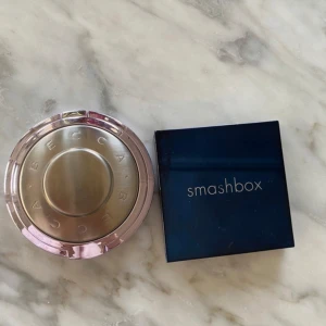 Becca highlighter och Smashbox rouge - Säljer en skimrande highlighter från Becca i en rund dosa med spegel samt ett fyrkantigt rouge från Smashbox med spegel och mosaikmönster i varma nyanser av rosa, persika och guld. Endast testade säljer båda tillsammans🌸