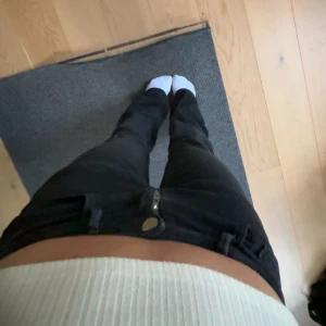Svarta bootcut jeans - Svarta lowwaist jeans från Only i storlek S/30. Lite skav på byxorna längst ner men annars inget fel!(Se bild 4/5)