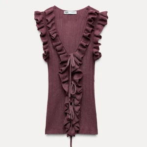 Vinröd volang topp från Zara - Topp från Zara , använd 1 gång så nytt skick⭐️