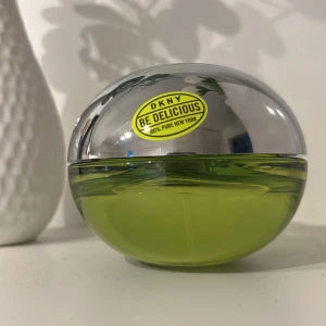 Be Delicious Eau de Parfum Spray  från DKNY - Fräsch parfym från DKNY i doften Be Delicious. Flaskan är rund med en grön botten och silverfärgat lock, inspirerad av ett äpple. Kommer i originalkartong. Innehåller 50 ml Eau de Parfum. Endast provad två gånger. 