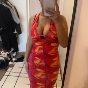 Färgstark mönstrad klänning  - Köpt från SHEIN, storlek XS pris 60 kr .