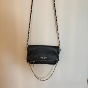 zadig väska - Originalpris 2689 kronor. Väskan är perfekt storlek för det viktigaste. Modellen är rock nano