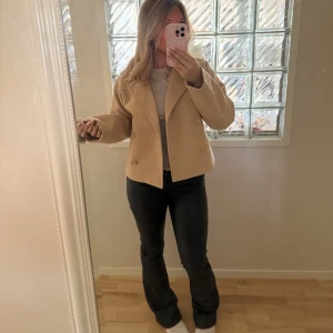 Kort kappa - Beige kort kappa från Vero Moda. Storlek S. Sparsamt använd🌷