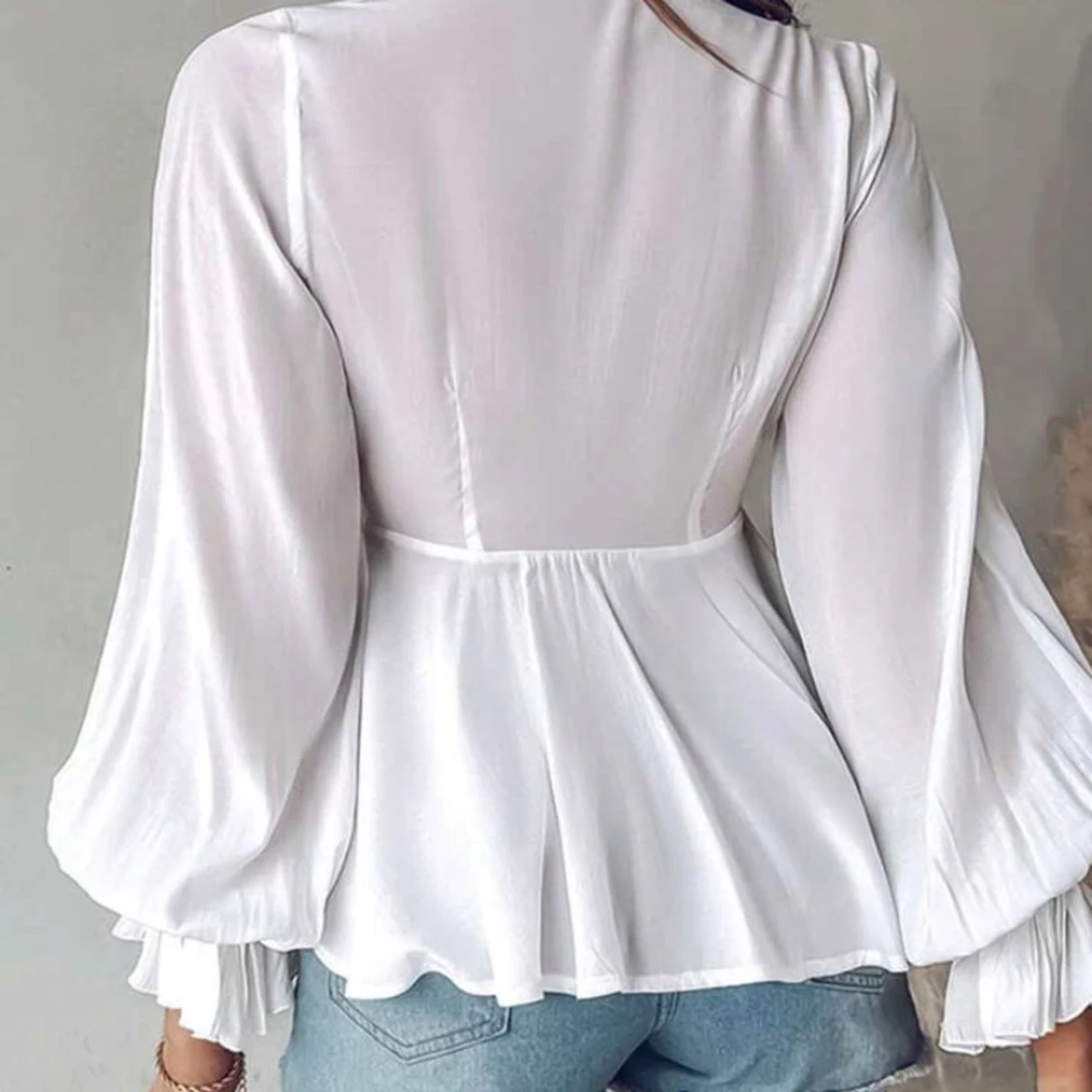 Vit blus med spets och knytband - 1