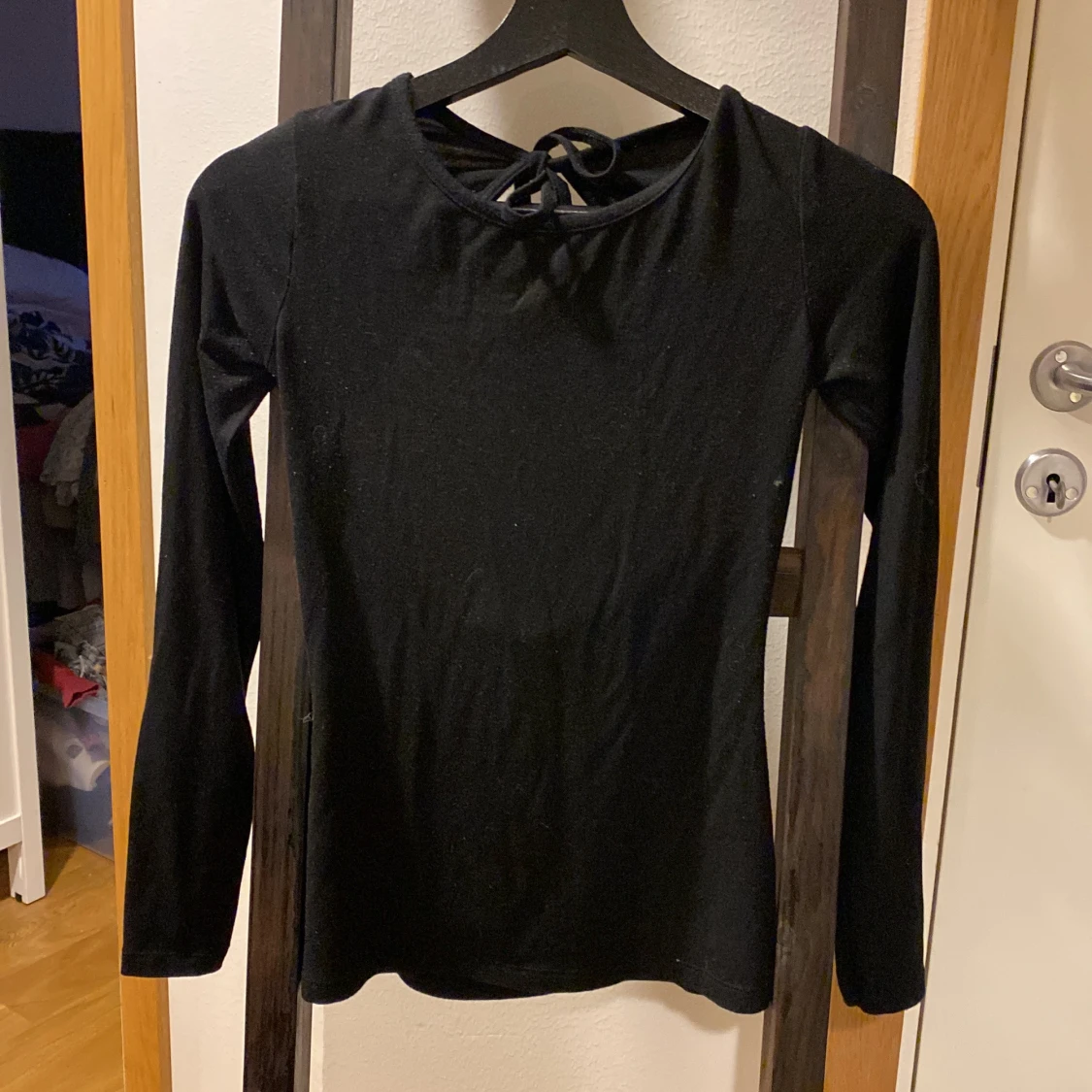 Svart långärmad topp med knyt och öppen rygg