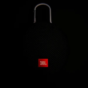 JBL CLIP 3 - Säljer min svarta JBL CLIP 3. En smidig och vattentålig (IPX7) liten högtalare med inbyggd karbinhake. Den har en batteritid på ungefär 10 timmar och en ”Quick Start Guide” + ladd sladd ingår. Den är använd sen innan men fungerar felfritt utan några deffekter. Säljer pga att den inte används. 