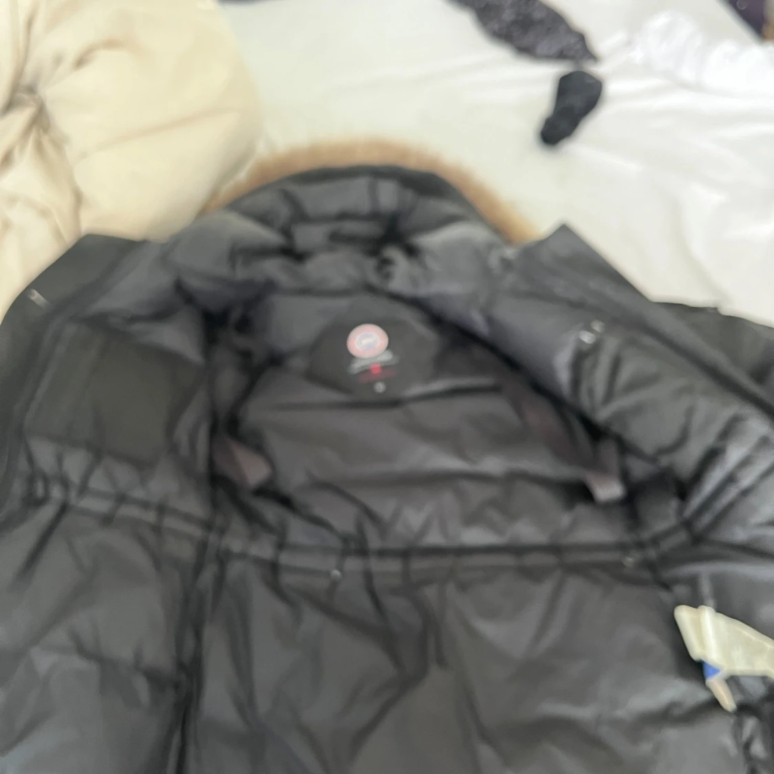 Svart dunjacka med pälskant från Canada Goose - 1