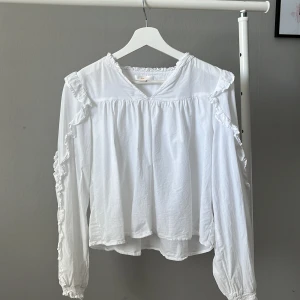 Vit blus  - Vit blus från Gina Young  med fina volang detaljer, storleken är 158/164. Blusen är i bra skick💗