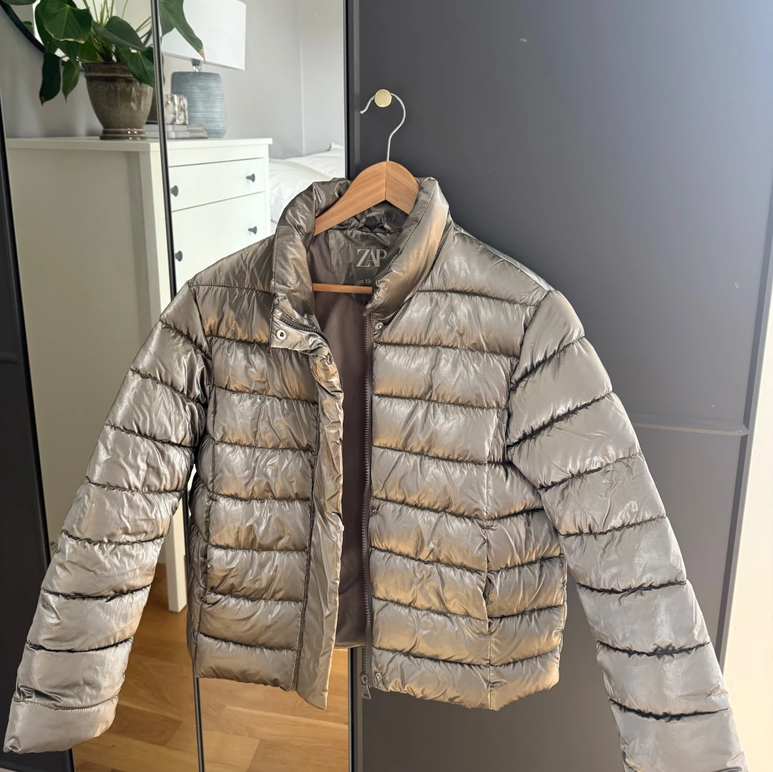 Silvrig pufferjacka från ZARA