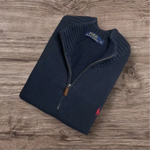 Ralph Lauren Half-Zip – Mörkblå (L) - Ralph Lauren Half-Zip – Mörkblå Säljer en snygg och klassisk half-zip från Ralph Lauren 💼✨ i mörkblå färg 💙. Kabelstickad design och ikoniska loggan på bröstet 🐎 	•	Färg: Mörkblå 🔵 	•	Storlek: Baserad på måtten nedan (ca L) 	•	Mått: 📏 Längd 72 cm, armhåla till armhåla 61 cm, axel till axel 50 cm 	•	Perfekt skick ✅ 	•	Nypris: 3000+ kr 💸 	•	Snittpris på Vinted: ca 1200 kr 📊  En tidlös och bekväm tröja – perfekt för både vardag och kyliga kvällar! Finns i Linköping 📍 men kan skickas ✉️  106
