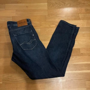 Replay anbass jeans - Säljer mina mörkblåa Replay jeans som är i modellen anbass. 9/10 skick använda Max 10 gånger. Storleken 29/32 men passar 31/32. Skriv vid frågor