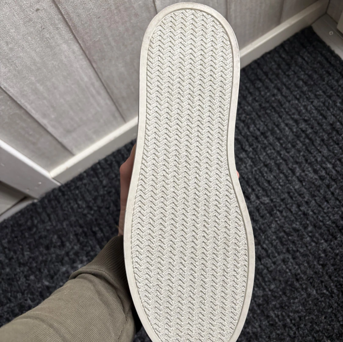 Gråa mockaloafers från Massimo Dutti - 3