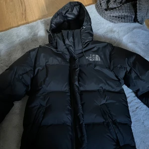 North Face jacka - Säljer en svart dunjacka från The North Face. Säljer den pågrund av att den är för stor för mig. Nyskick 🌟