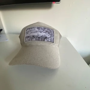 Grå Zlatan Velvet Keps - Grå keps med tryck på Zlatan på framsidan.8/10 skick 