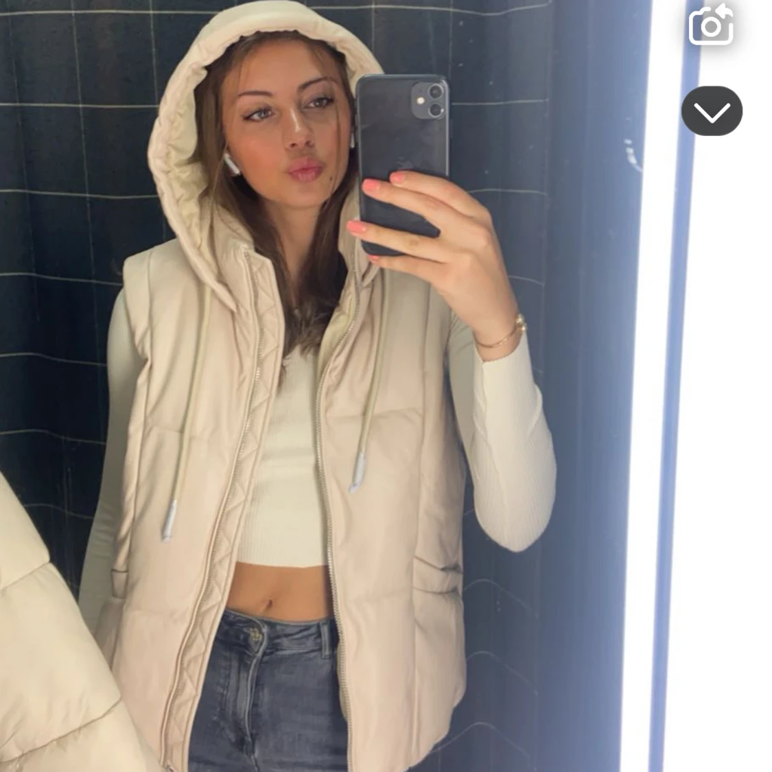 Beige dunväst med huva