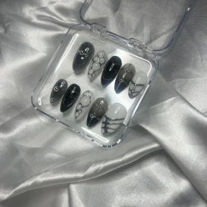 Gothic Heartbeat Medium Almond - Mått: 16-12-13-12-10 (MM) Handgjorda lösnaglar av högsta kvalitet!✨Vid rätt applicering & borttagning kan man använda dem flera gånger! Du får med prepkit & instruktioner💕