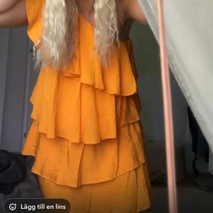 Volang klänning från Levete Room - kort somrig klänning från Levete Room, älskar färgen! Säljer pga för stor för mig.