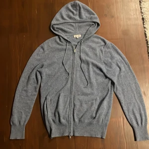 Soft Goat Kofta - Säljer en sjukt snygg ljusblå Kashmir kofta ifrån Soft Goat. Denna färg säljs inte längre, skicket är 9/10 och storleken är S. 100% Kashmir. Nypriset är 2995kr från deras hemsida. Hör av dig vid minsta fundering eller bilder!😃