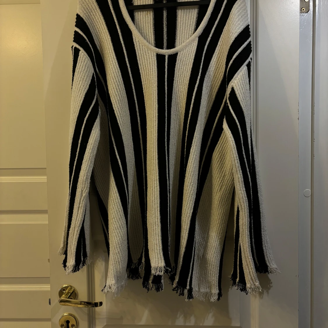 Svartvit randig stickad tröja med matchande kjol