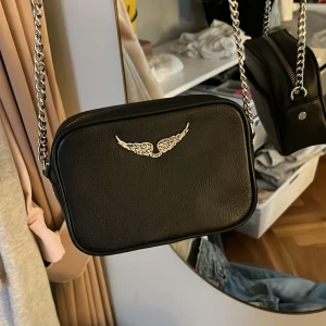 Zadig & Voltaire väska - Svart väska från Zadig🩵 super bra kvalitet och nästan aldrig använd. Skriv för fler bilder🩵🌷Kan gå ner i pris!