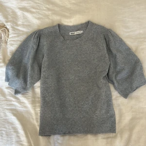 Grå tröja från ONLY - Säljer en stilren grå tröja från ONLY med puffiga ärmar och ribbade kanter. Perfekt för en avslappnad look. Tröjan är mjuk och bekväm, idealisk för kyligare dagar. Den är i strl M men jag tycker den passar S också. Använt fåtal gånger därav inga defekter💕