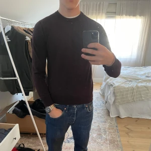 Filippa K stickad tröja - Riktigt snygg tröja, säljer pågrund av att den är för liten. Egentligen storlek M men tvättade fel så den krymptes och är nu i storlek S. Jag är 182 cm.