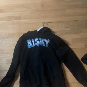 Säljer en svart risky hoodie för 300kr - Säljer en svart risky hoodie för 300kr