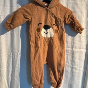 Mysoverall - En fin och varm overall att ha inne eller sena sommarkvällar. 