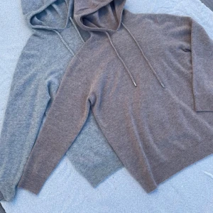 Merinoull/kashmir hoodie 1 st - Hoodie av 100% merinoull/kashmir. Storlek M - fits to size   Färgen är beige/light camel brown,   Nyskick✅            OBS: bara beige/light camel brown är till salu - 545kr/st