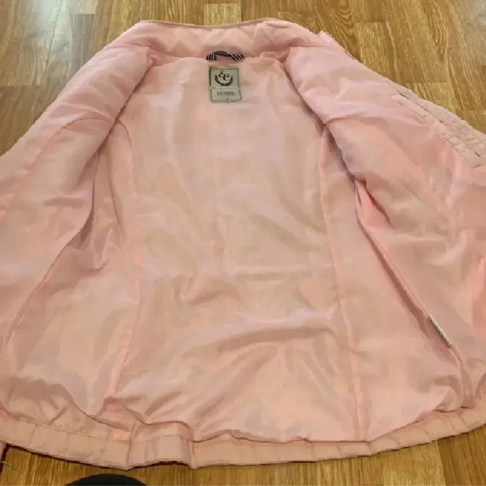 Säljer en snygg rosa quiltad jacka från Elvine. Jackan har en dragkedja framtill och två fickor med knappar. Perfekt för kyligare dagar och ger en stilren look.. Takit.