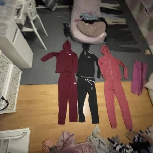 Nike dresser  - 2 Nike ”dresser” / sätt.  I storlek xs- 150-160 Antingen båda för 150kr eller 80kr styck. Båda har använts men är  utan defekter.  Jag håller nu på att utvärdera min överfyllda klädgömma från kläder som aldrig använts. Eller inte passar🤗 Så passa på och fynda kläder i både nyskick och i lite mera ”använt” skick!! massa bra priser! 