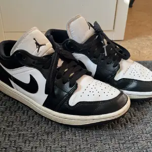 Säljer ett par klassiska Nike Air Jordans i svart och vitt. Säljer billigt eftersom att jag ska köpa nya, de är i storlek 37,5 
