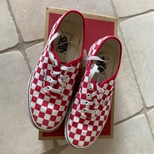 Röd och vit rutiga sneakers från Vans - Snygga Vans sneakers med klassiskt röd och vit rutigt mönster.