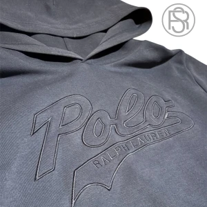 Ralph Lauren Hoodie - Säljer nu denna fräscha och stilrena mörkblåa hoodie från Ralph Lauren med broderad logga på bröstet. Inga defekter nått som nästan i helt nyskick!! Tveka inte om att höra av er om frågor, och såklart är priset inte hugget i sten😊