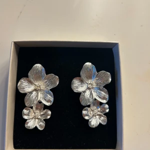Söta blomöronhängen - Jätte fina örhängen!❤️ aldrig använda