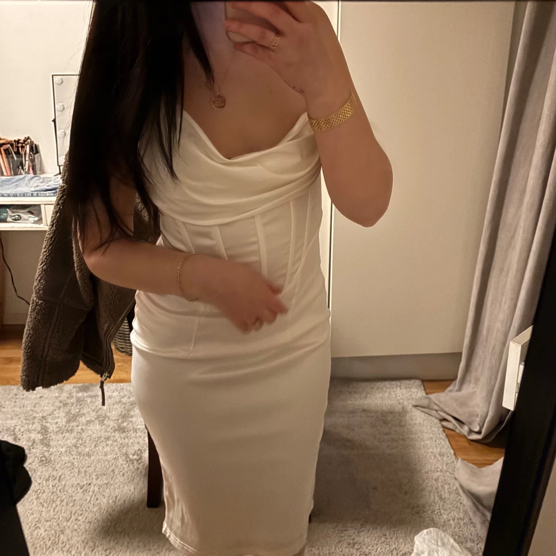 Vit axelbandslös klänning - 1