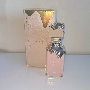 Lattafa - Eclaire edp - Viral arabisk parfym.  Lattafa Eclaire är inspirerad av den populära nischdoften Bianco Latte. Detta är en av de mest populära dofterna. Fylls på i 2 ml spray-flaska (glas). Minsta ordervärde 50kr. 🚭 100% rökfritt och djurfritt hem.