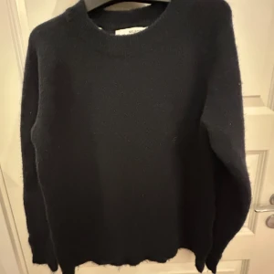 marinblå stickad från Selected Femme - super bra skick 