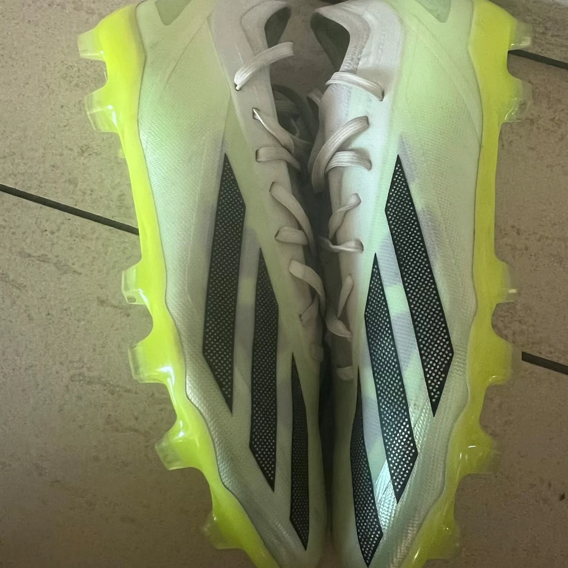 Vita fotbollsskor från Adidas - 2